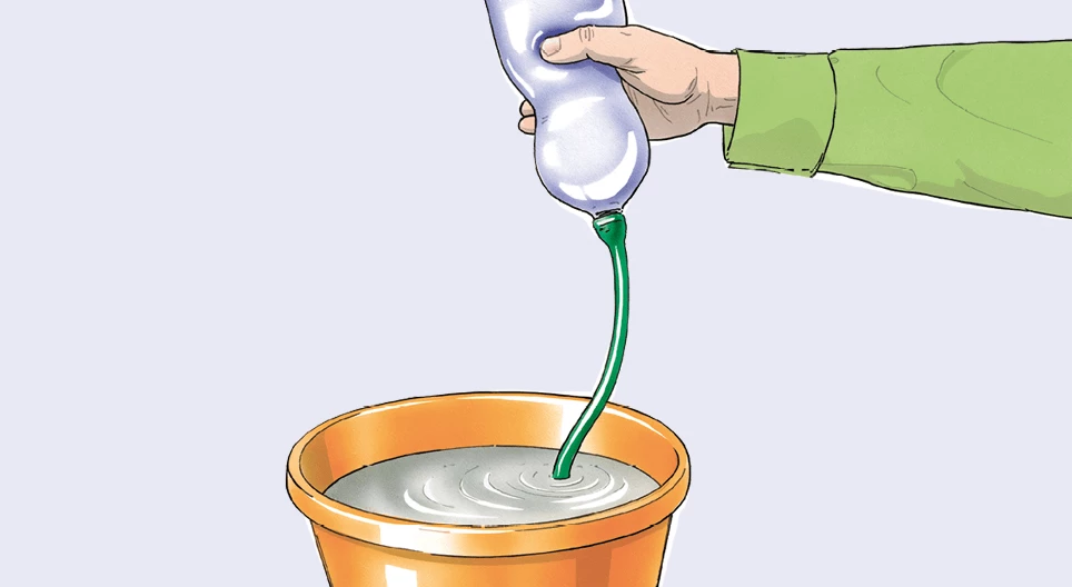 Смачкване на бутилка с вода